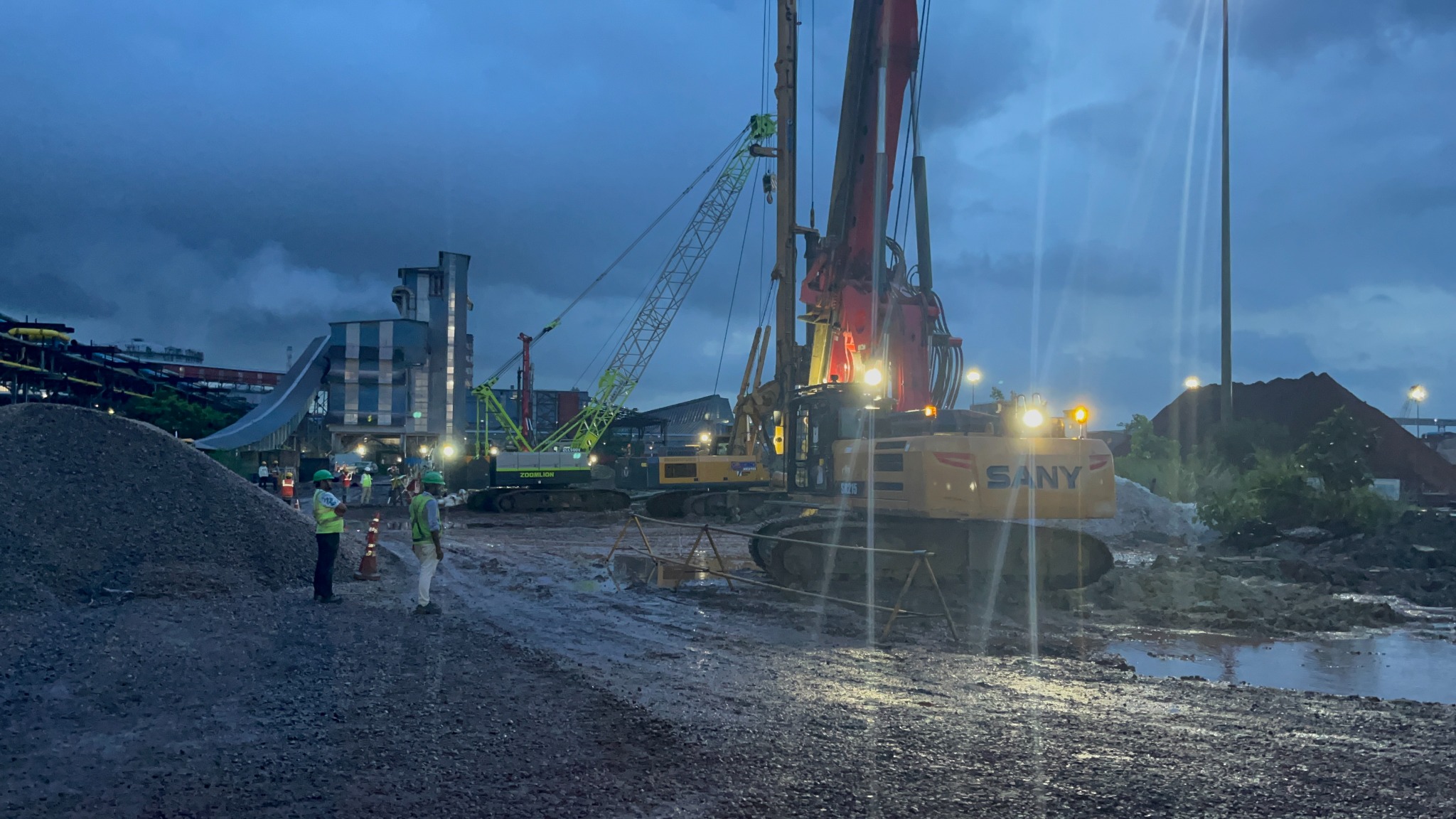JNPL hydraulic piling rig and site team working at an industrial facility in the evening